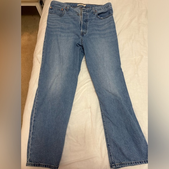 Levi Jeans Medium Wash - Picture 2 of 4